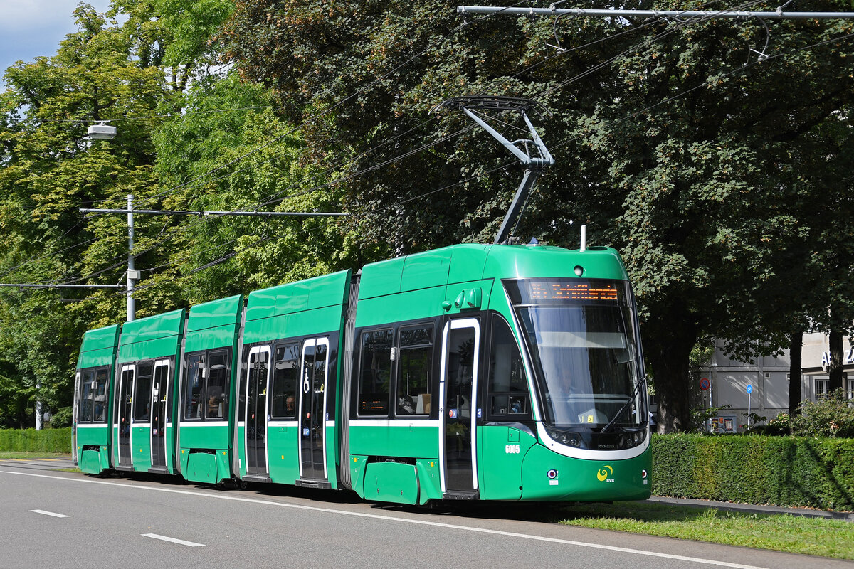 Be 4/6 Flexity 6005, auf der wegen der gesperrten Margarethenbrücke umgeleiteten Linie 16, fährt am 15.08.2023 zur Haltestelle am Aeschenplatz.