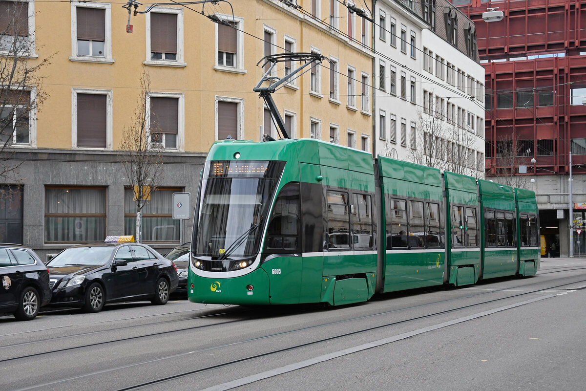 Be 4/6 Flexity 6005, auf der wegen der gesperrten Margarethenbrücke umgeleiteten Linie 16, fährt am 12.02.2024 zur Haltestelle am Bahnhof SBB.