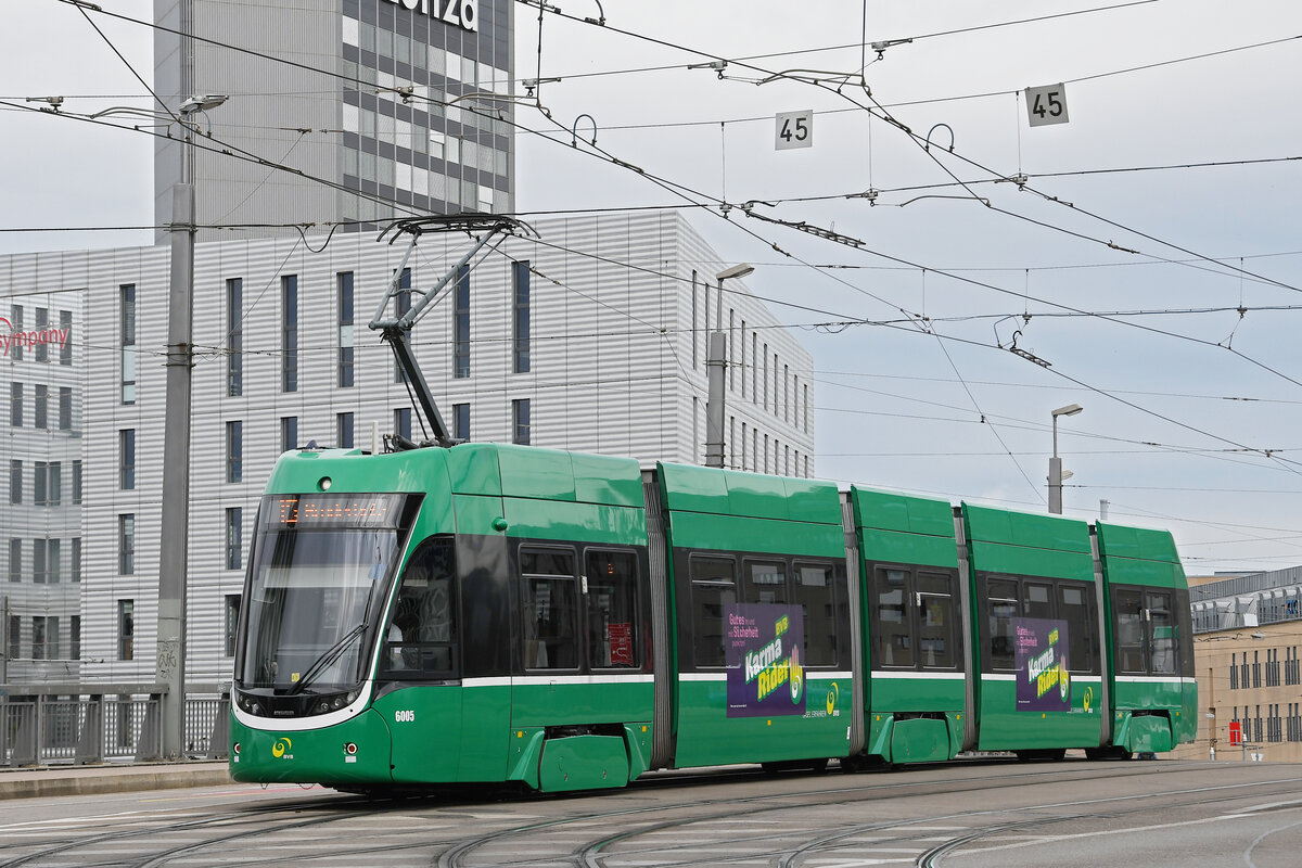 Be 4/6 Flexity 6005, auf der Linie 15, überquert am 17.06.2024 die Münchensteinerbrücke.