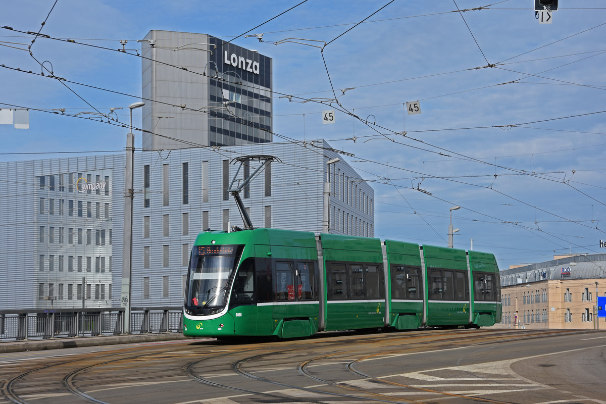Be 4/6 Flexity 6006, auf der Linie 15, überquert die Münchensteinerbrücke. Die Aufnahme stammt vom 16.02.2020.
