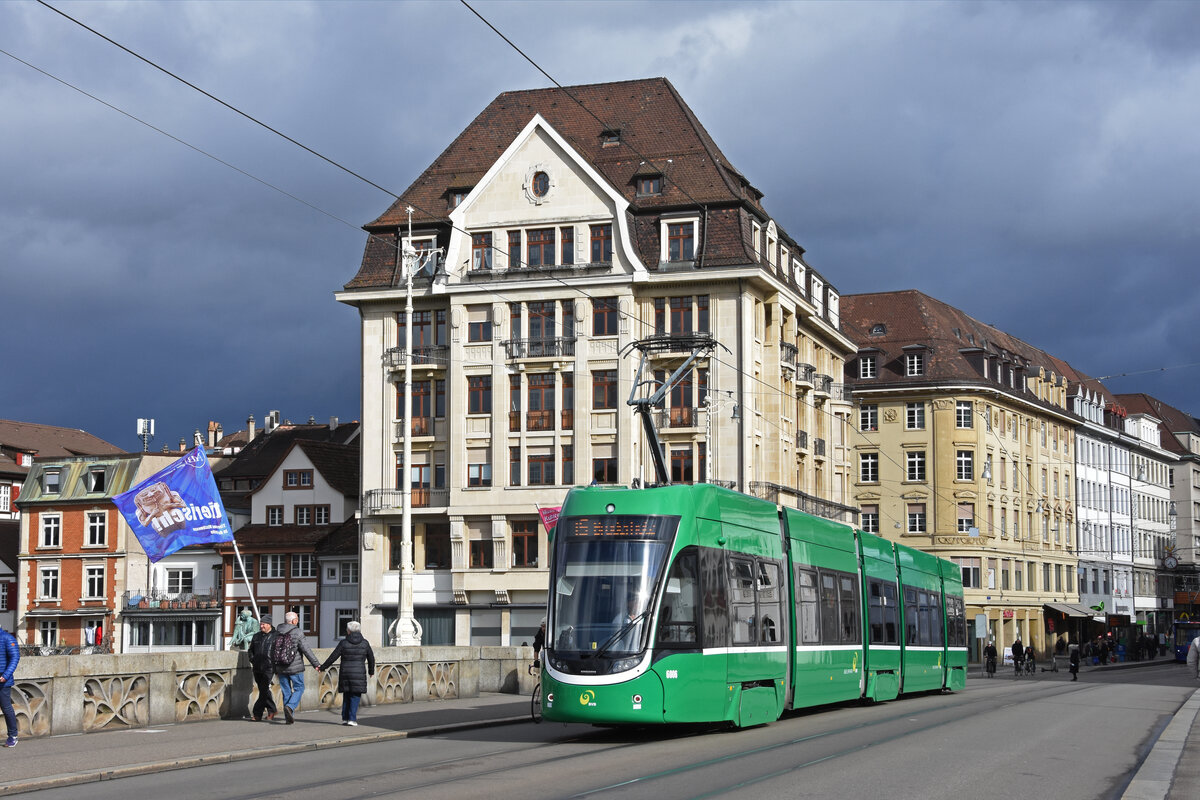Be 4/6 Flexity 6006, auf der Linie 15, überquert die Mittlere Rheinbrücke. Die Aufnahme stammt vom 17.02.2022.
