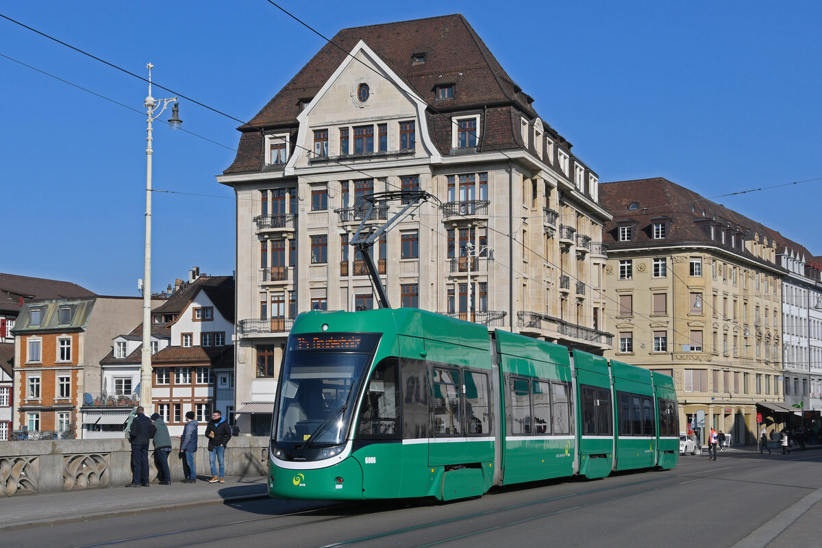 Be 4/6 Flexity 6006, auf der Linie 15, überquert am 09.02.2023 die Mittlere Rheinbrücke.
