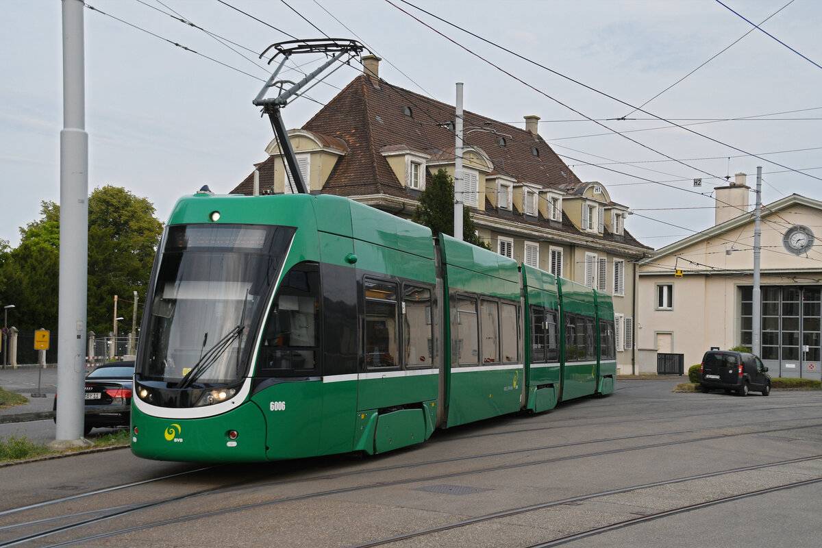Be 4/6 Flexity 6006, auf der wegen einer Grossbaustelle umgeleiteten Linie 14, wendet am 19.08.2025 in der Schlaufe beim Depot Dreispitz. Aufnahme Basel.