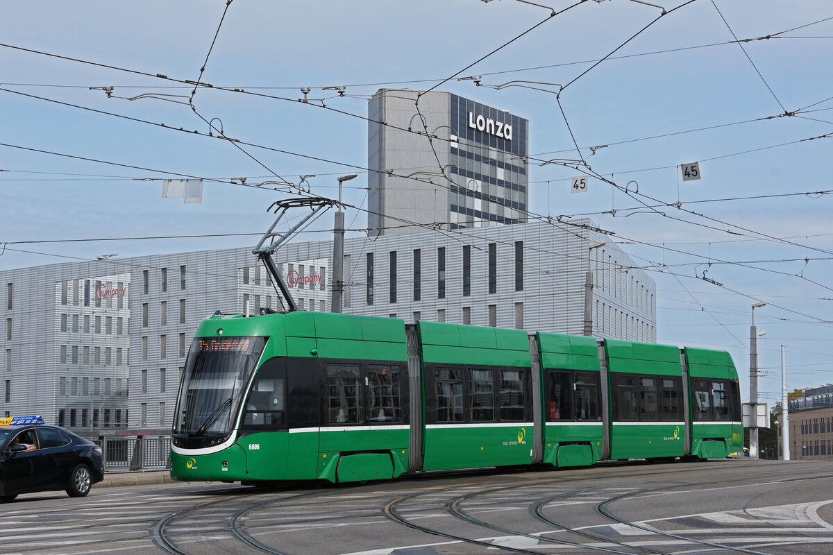 Be 4/6 Flexity 6006, auf der Linie 15, überquert am 23.08.2025 die Münchensteinerbrücke. Aufnahme Basel.