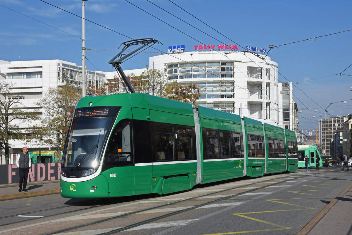 Be 4/6 Flexity 6007, auf der Linie 16, bedient die Haltestelle Markthalle. Die Aufnahme stammt vom 05.11.2018.