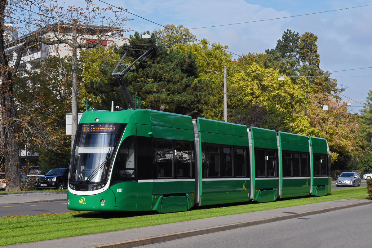 Be 4/6 Flexity 6007, auf der Linie 15, fährt bei der Haltestelle Grosspeterstrasse ein. Die Aufnahme stammt vom 13.10.2020.