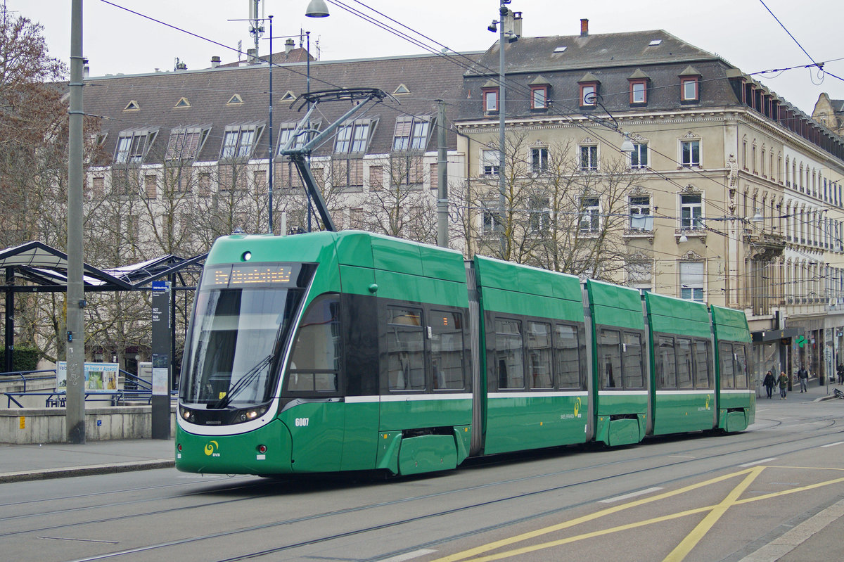 Be 4/6 Flexity 6007, auf der Linie 15, fährt den Steinenberg hoch zur Haltestelle am Bankverein. Die Aufnahme stammt vom 20.03.2021.