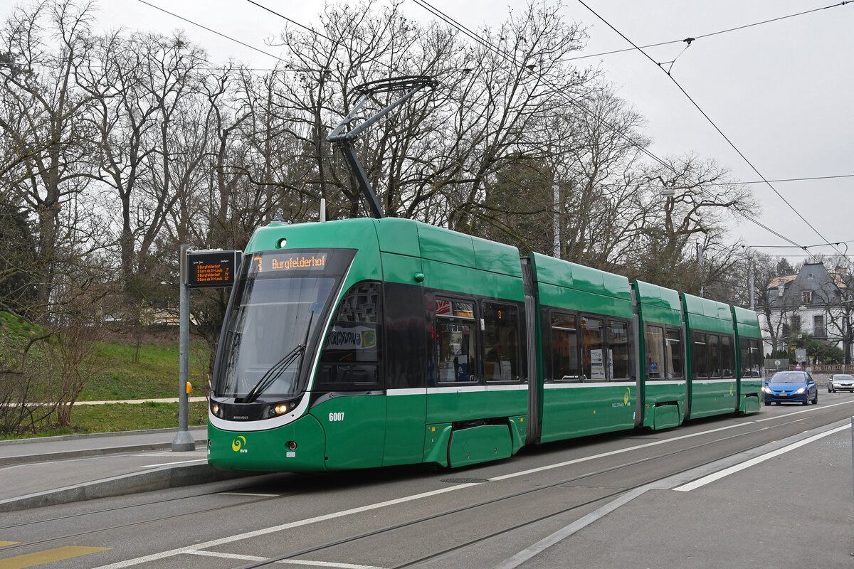 Be 4/6 Flexity 6007, auf der Linie 3, bedient am 01.03.2023 die Haltestelle St. Alban Tor.