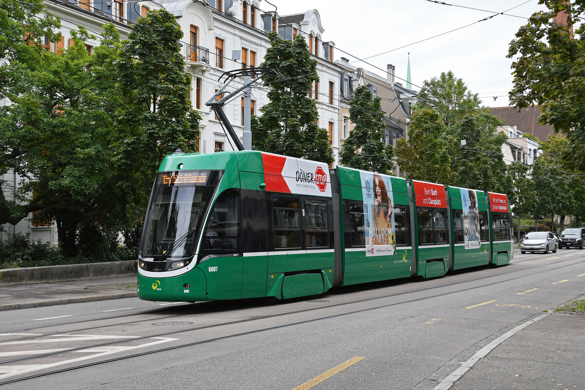 Be 4/6 Flexity 6007, auf der Linie 15, fährt am 31.08.2023 zur Haltestelle Grosspeterstrasse.