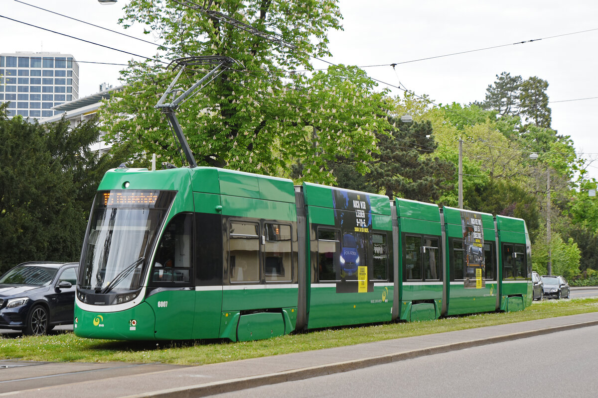 Be 4/6 Flexity 6007, auf der Linie 15, fährt am 29.04.2024 zur Haltestelle Grosspeterstrasse.