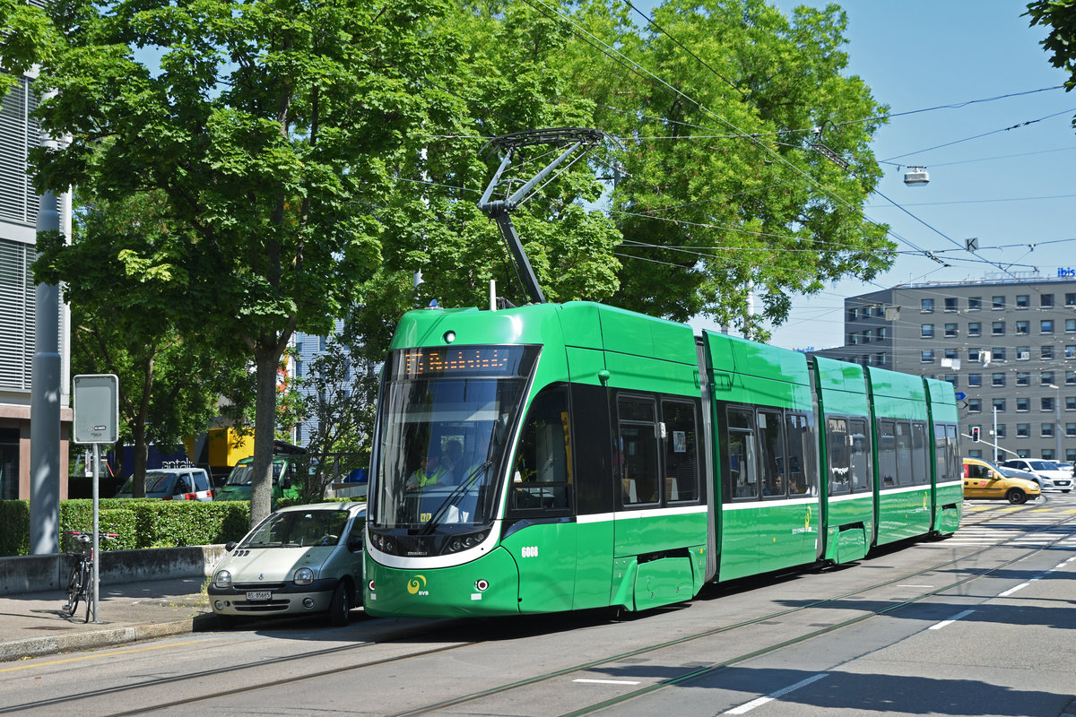 Be 4/6 Flexity 6008, auf der Linie 15, fährt zur Haltestelle Heiliggeistkirche. Die Aufnahme stammt vom 07.06.2019.