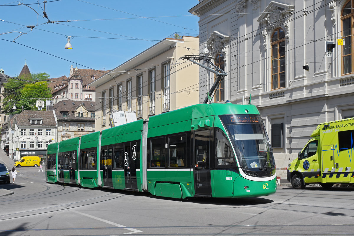 Be 4/6 Flexity 6008, auf der Linie 15, fährt den Steinenberg hoch zur Haltestelle Bankverein. Die Aufnahme stammt vom 09.07.2020.