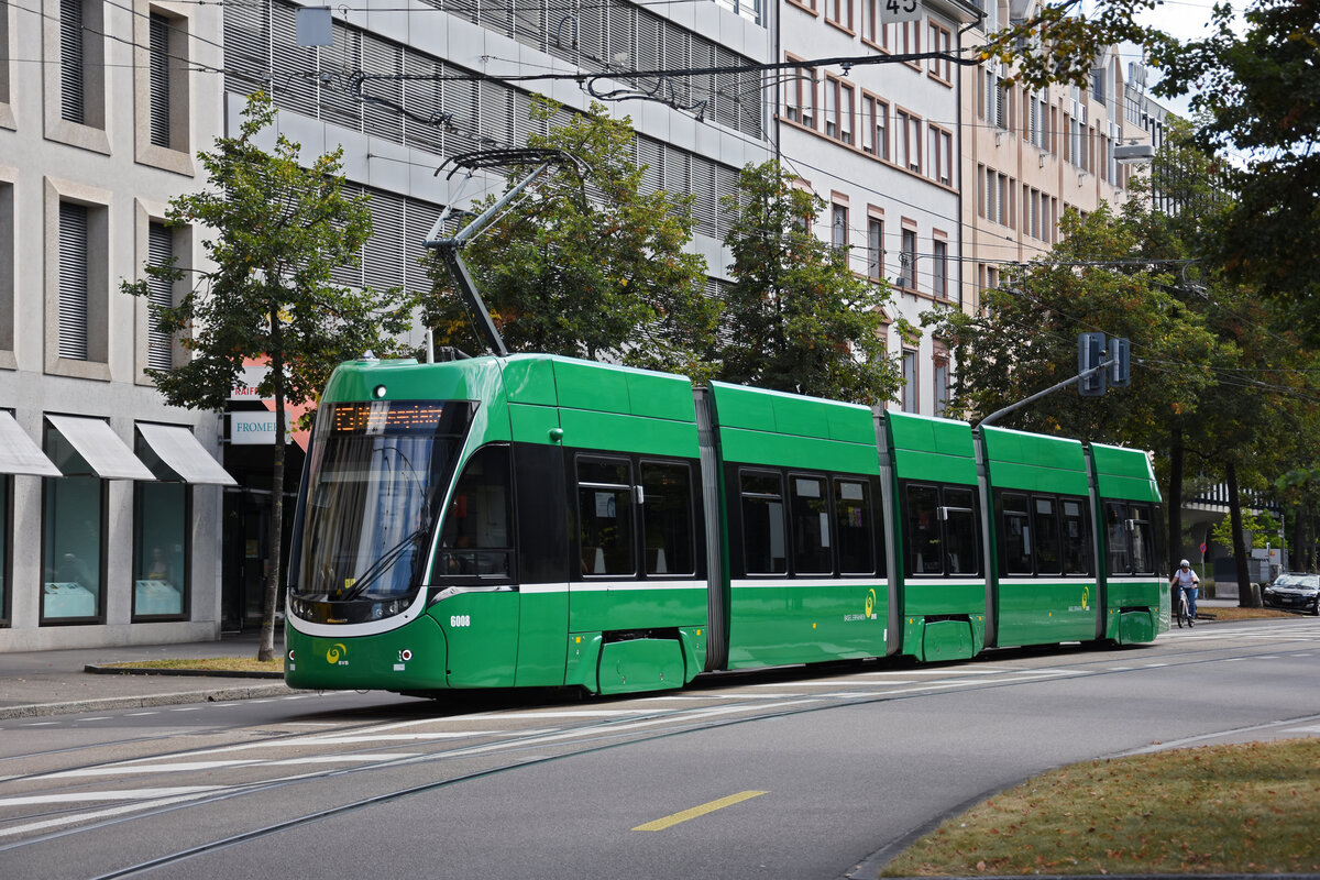 Be 4/6 Flexity 6008, auf der Linie 15, fährt zur Haltestelle Aeschenplatz. Die Aufnahme stammt vom 12.09.2021.