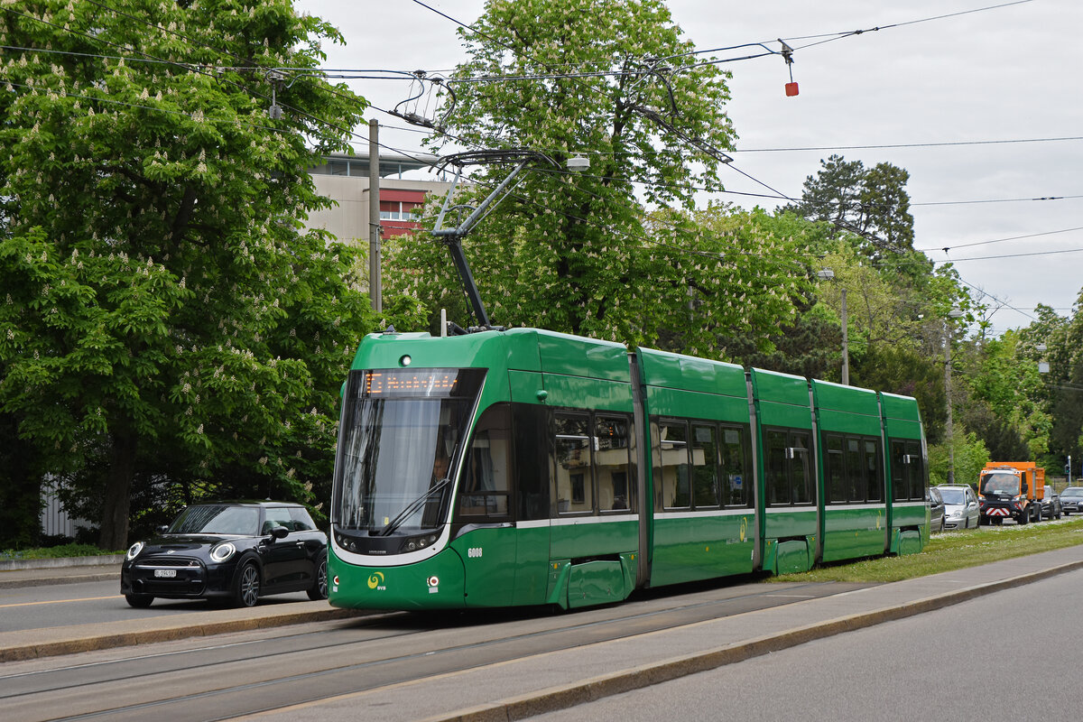 Be 4/6 Flexity 6008, auf der Linie 15, fährt am 29.04.2024 bei der Haltestelle Grosspeterstrasse ein.