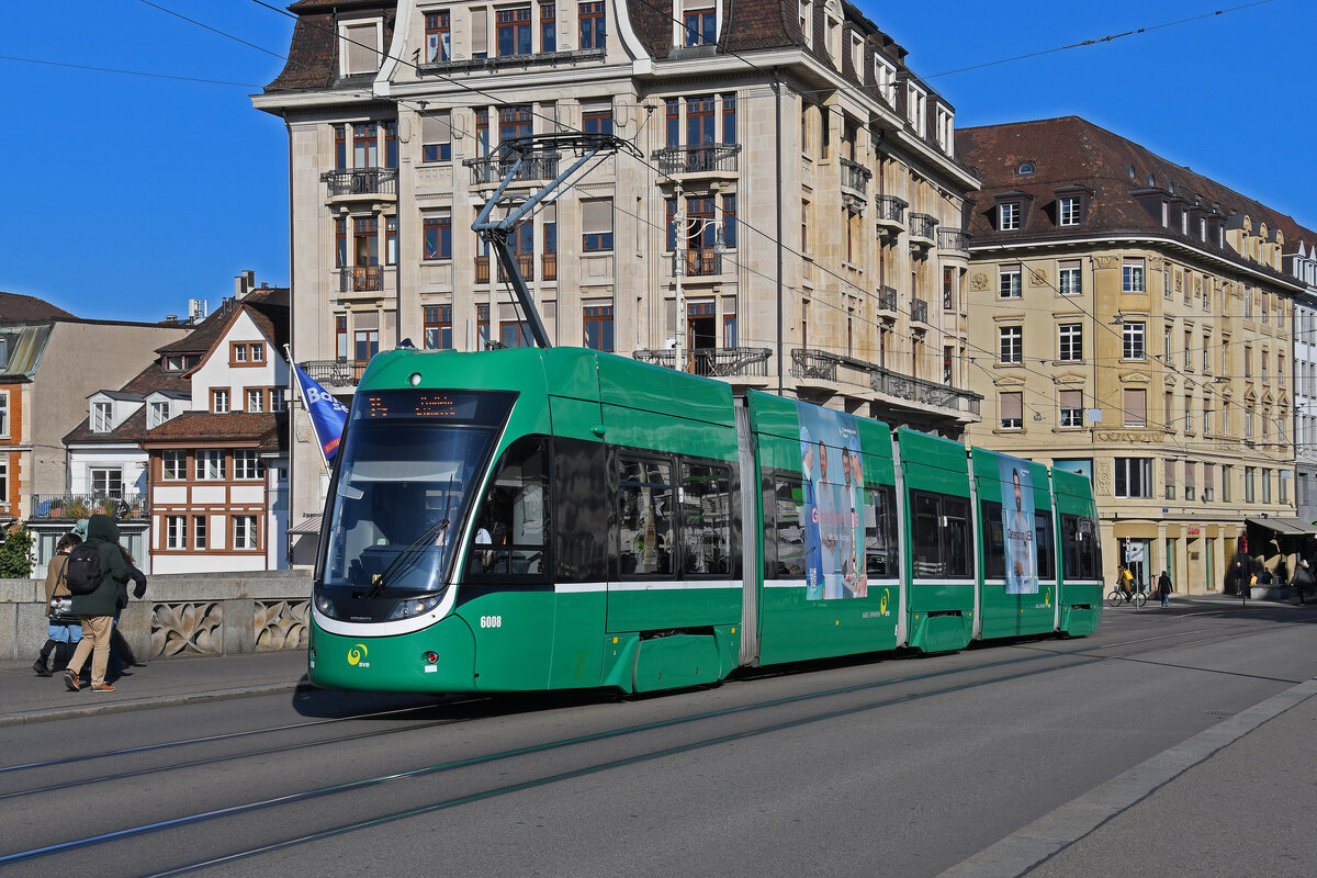 Be 4/6 Flexity 6008, auf der Linie 14, überquert am 04.11.2024 die Mittlere Rheinbrücke. Aufnahme Basel.