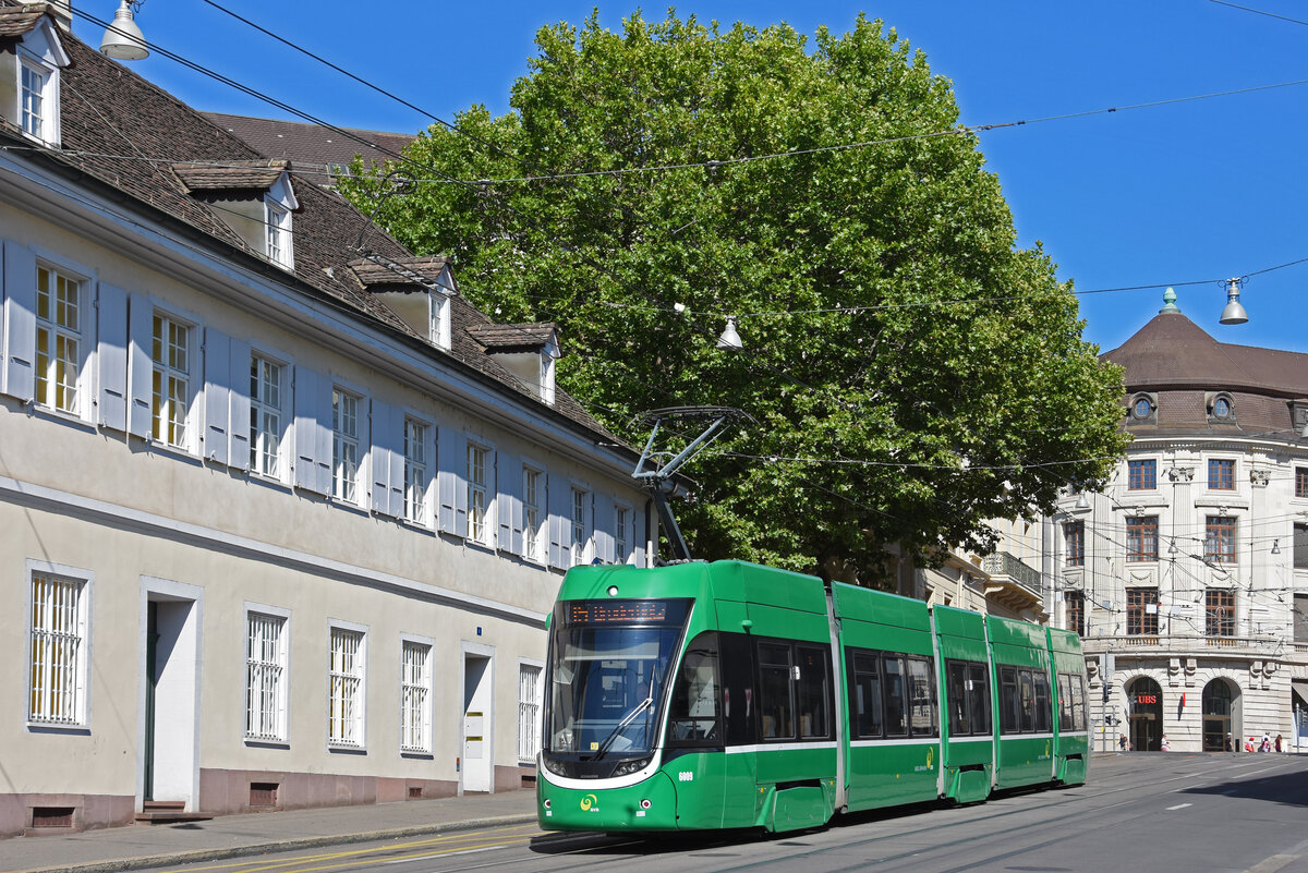Be 4/6 Flexity 6009, auf der umgeleiteten Linie 15, fährt den Steinenberg hinunter zur Haltestelle Barfüsserplatz. Die Aufnahme stammt vom 16.07.2022.