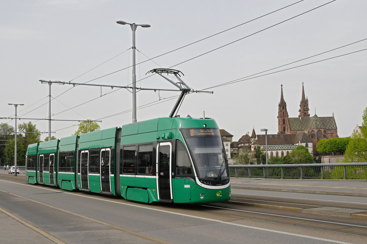 Be 4/6 Flexity 6009, auf der wegen einer Grossbaustelle am Steinenberg umgeleiteten Linie 8, überquert am 08.04.2024 die Wettsteinbrücke.