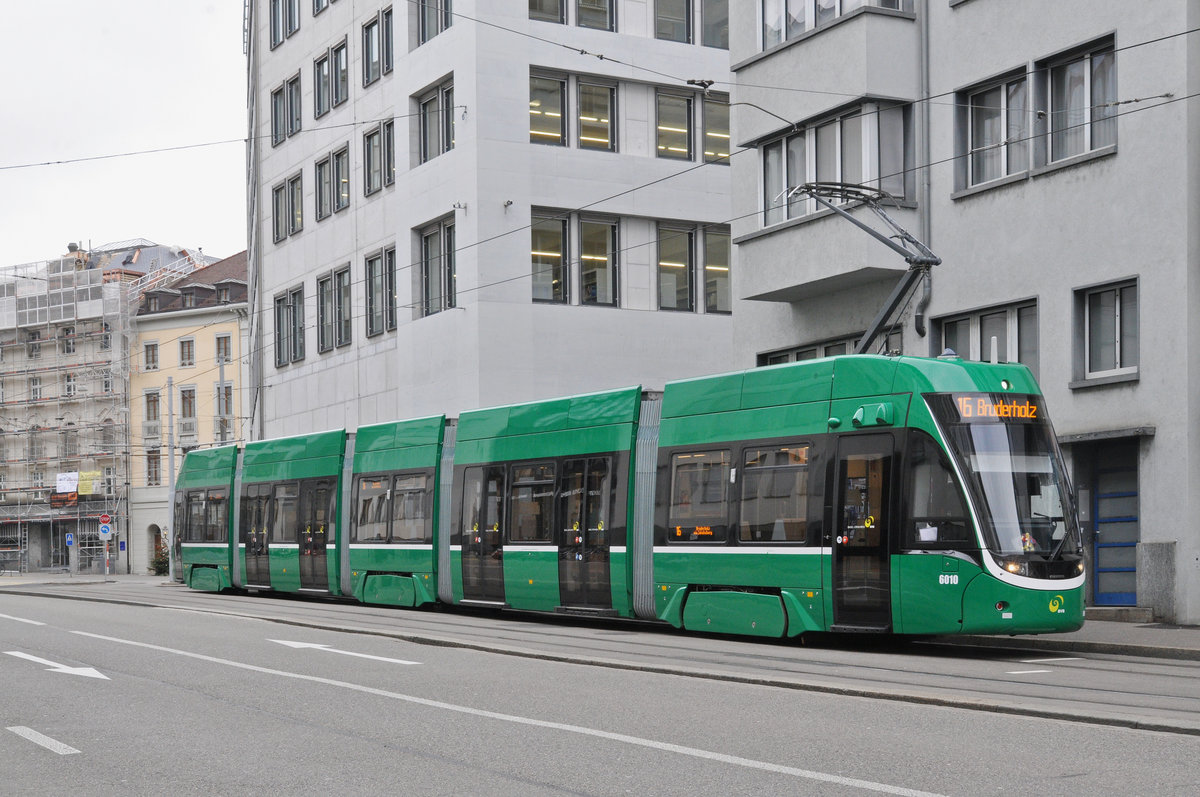 Be 4/6 Flexity 6010, auf der Linie 16, wartet in der Spiegelgasse die nächste Abfahrtszeit ab. Die Aufnahme stammt vom 07.01.2018.