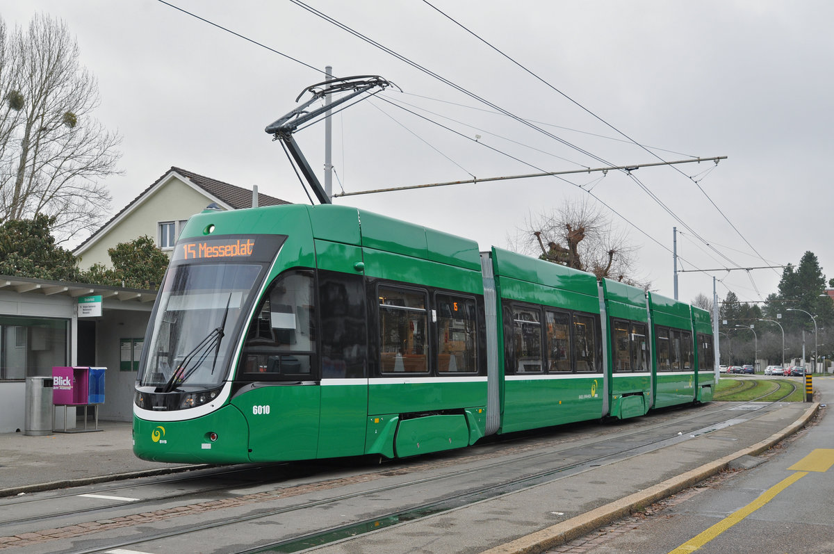 Be 4/6 Flexity 6010, auf der Linie 15, wartet an der Endstation auf dem Bruderholz die nächste Abfahrtszeit ab. Die Aufnahme stammt vom 07.01.2018.