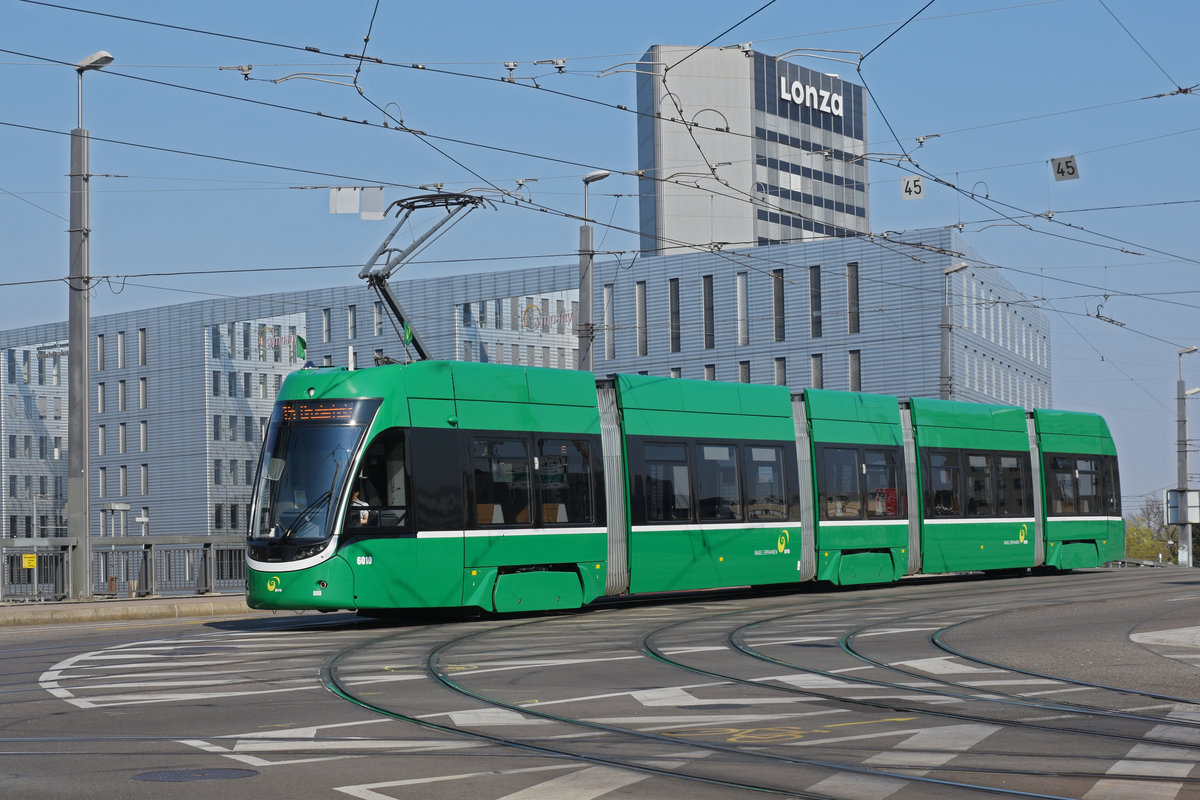 Be 4/6 Flexity 6010, auf der Linie 15, überquert die Münchensteinerbrücke. Die Aufnahme stammt vom 26.03.2020.