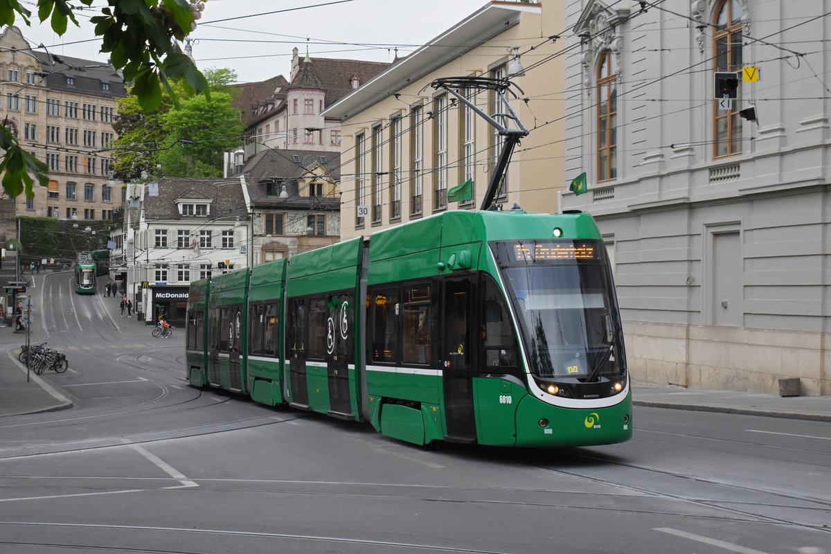 Be 4/6 Flexity 6010, auf der Linie 15, fährt den Steinenberg hoch zur Haltestelle Bankverein. Die Aufnahme stammt vom 26.04.2020.