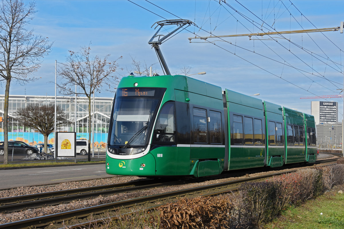 Be 4/6 Flexity 6010, auf der wegen einer Baustelle umgeleiteten Linie 16, fährt zur Endstation beim M-Parc. Die Aufnahme stammt vom 21.01.2021.