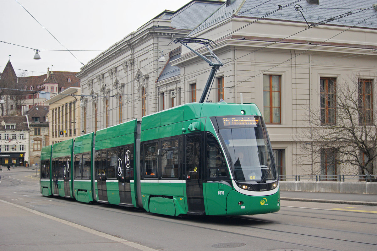 Be 4/6 Flexity 6010, auf der Linie 15, fährt den Steinenberg hoch zur Haltestelle Bankverein. Die Aufnahme stammt vom 20.03.2021.