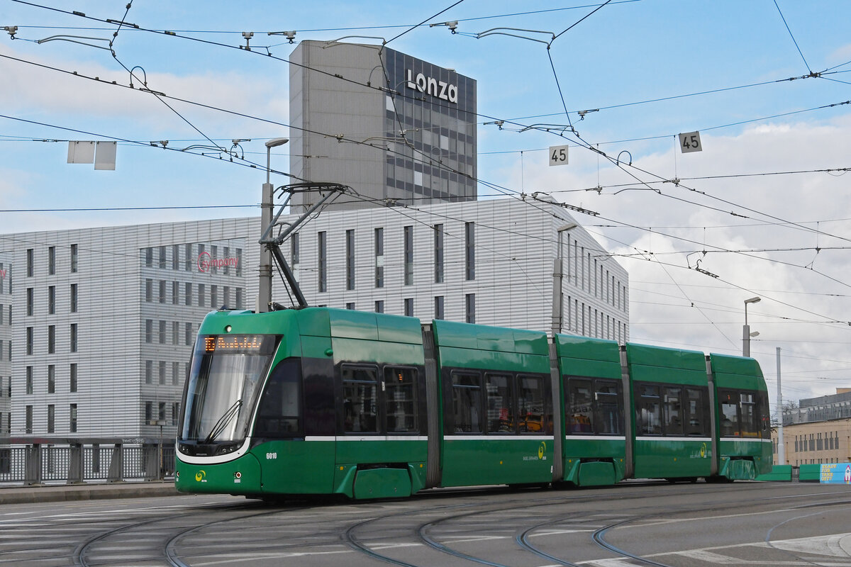 Be 4/6 Flexity 6010, auf der wegen der gesperrten Margarethenbrücke umgeleiteten Linie 16, überquert am 19.02.2024 die Münchensteinerbrücke.