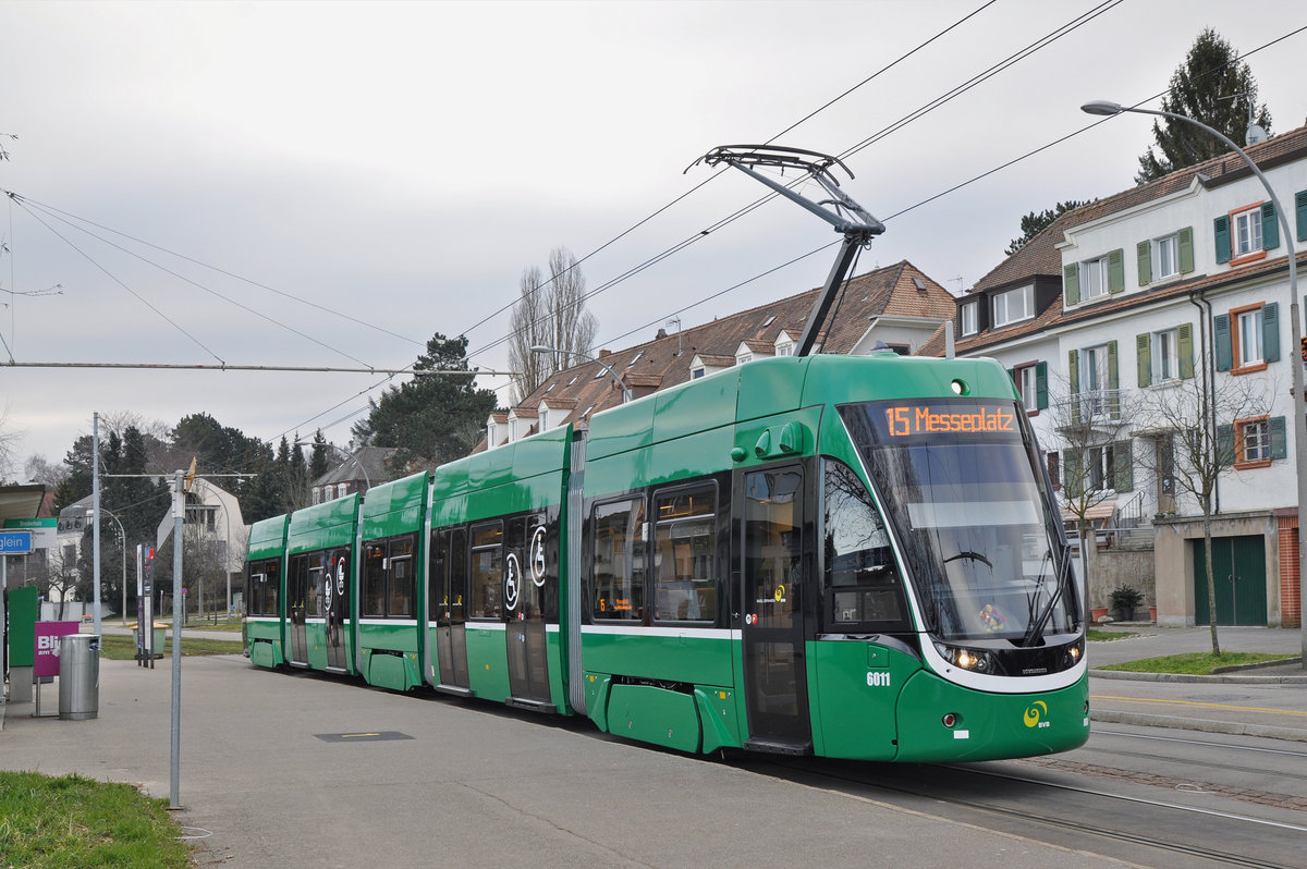 Be 4/6 Flexity 6011, auf der Linie 15, wartet an der Endstation auf dem Bruderholz. Die Aufnahme stammt vom 25.02.2018.