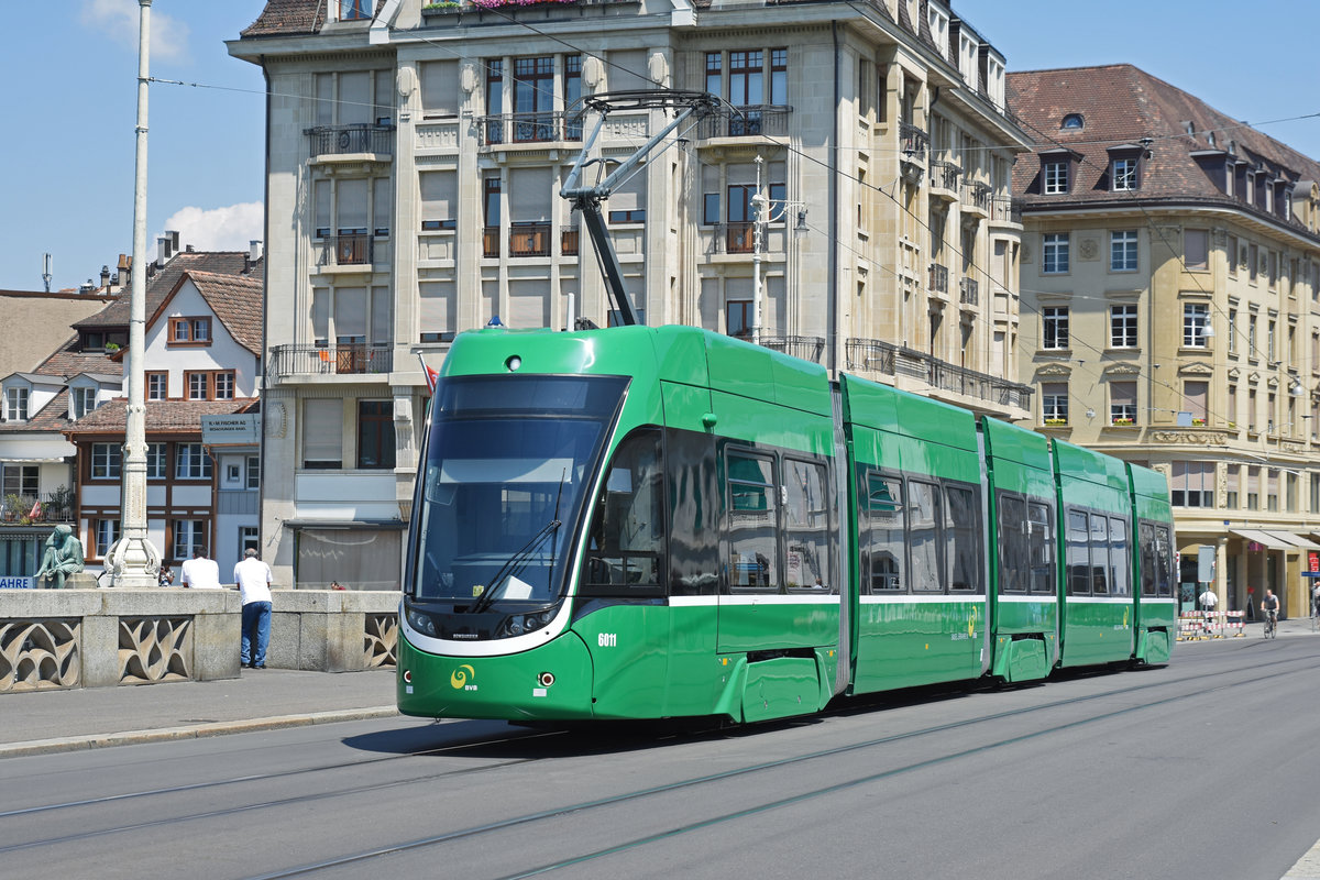 Be 4/6 Flexity 6011, auf der Linie 15, überquert die Mittlere Rheinbrücke. Die Aufnahme stammt vom 30.06.2018.
