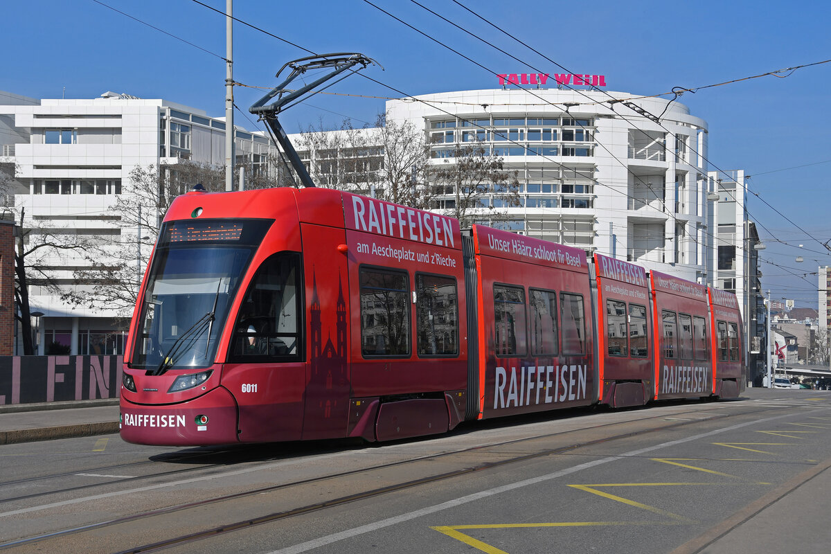 Be 4/6 Flexity 6011 mit der Werbung für die Raiffeisen Bank, auf der Linie 16, bedient am 11.02.2023 die Haltestelle Markthalle.