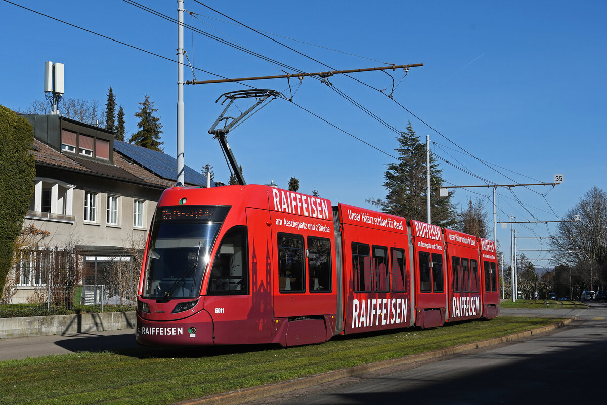 Be 4/6 Flexity 6011 mit der Werbung für die Raiffeisen Bank, auf der Linie 16, fährt am 20.02.2023 zur Endstation auf dem Bruderholz.