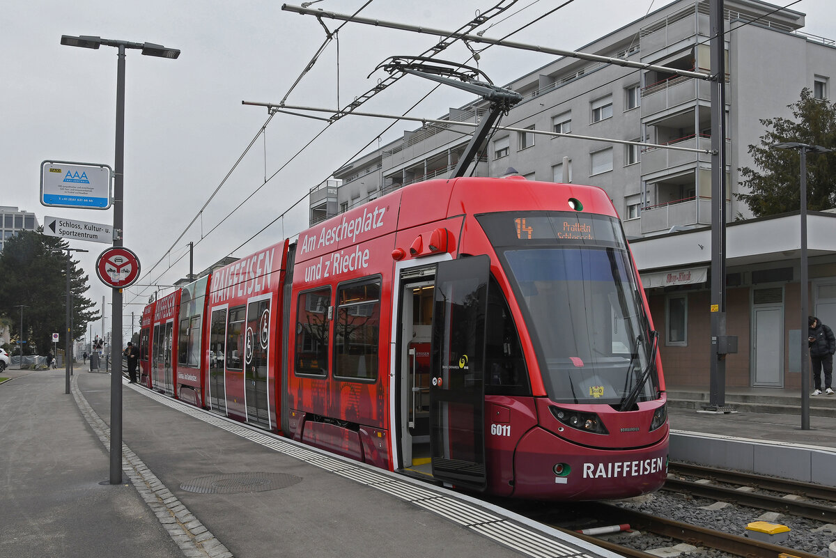 Be 4/6 Flexity 6011 mit der Werbung für die Raiffeisen Bank, auf der Linie 14, wartet an der Endstation in Pratteln.