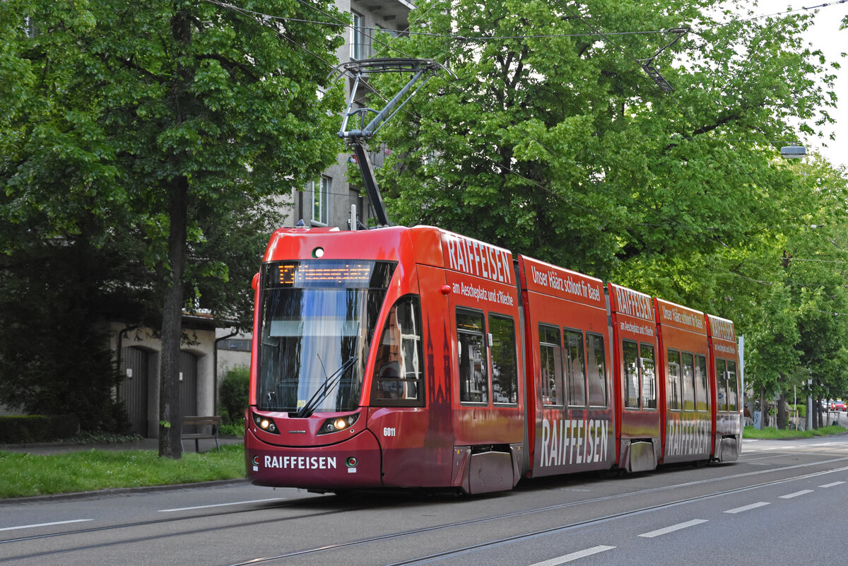 Be 4/6 Flexity 6011 mit der Werbung für die Raiffeisen Bank, auf der Linie 15, fährt am 17.05.2023 zur Haltestelle am Aeschenplatz.