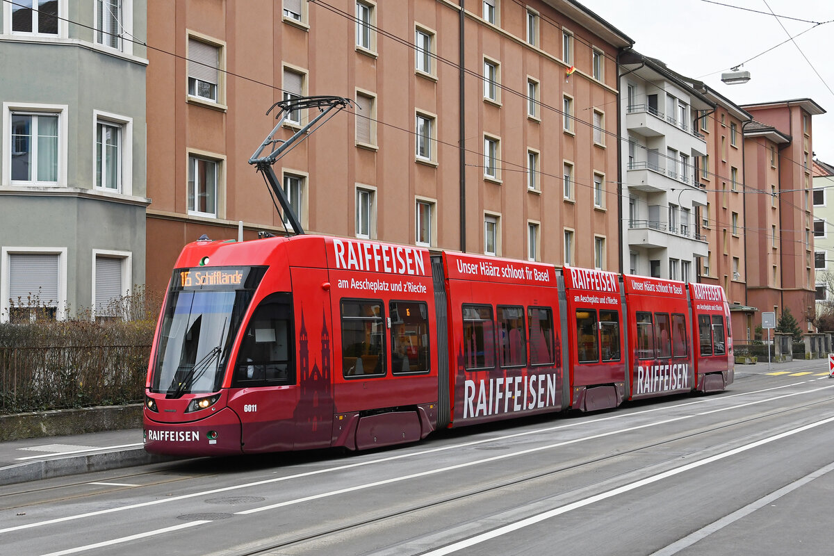 Be 4/6 Flexity 6011 mit der Werbung für die Raiffeisen Bank, auf der Linie 16, bedient am 23.01.2023 die Haltestelle Mönchsbergerstrasse.