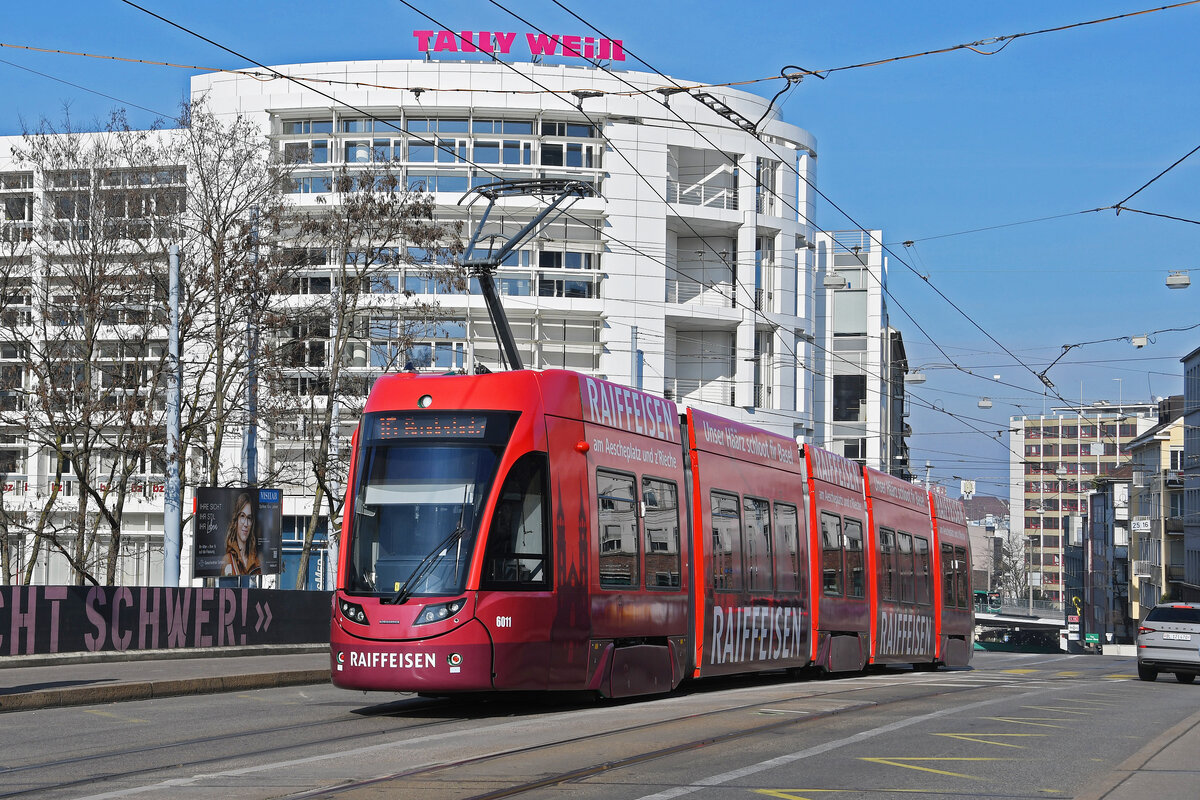 Be 4/6 Flexity 6011 mit der Werbung für die Raiffeisen Bank, auf der Linie 16, bedient am 11.02.2023 die Haltestelle Markthalle.