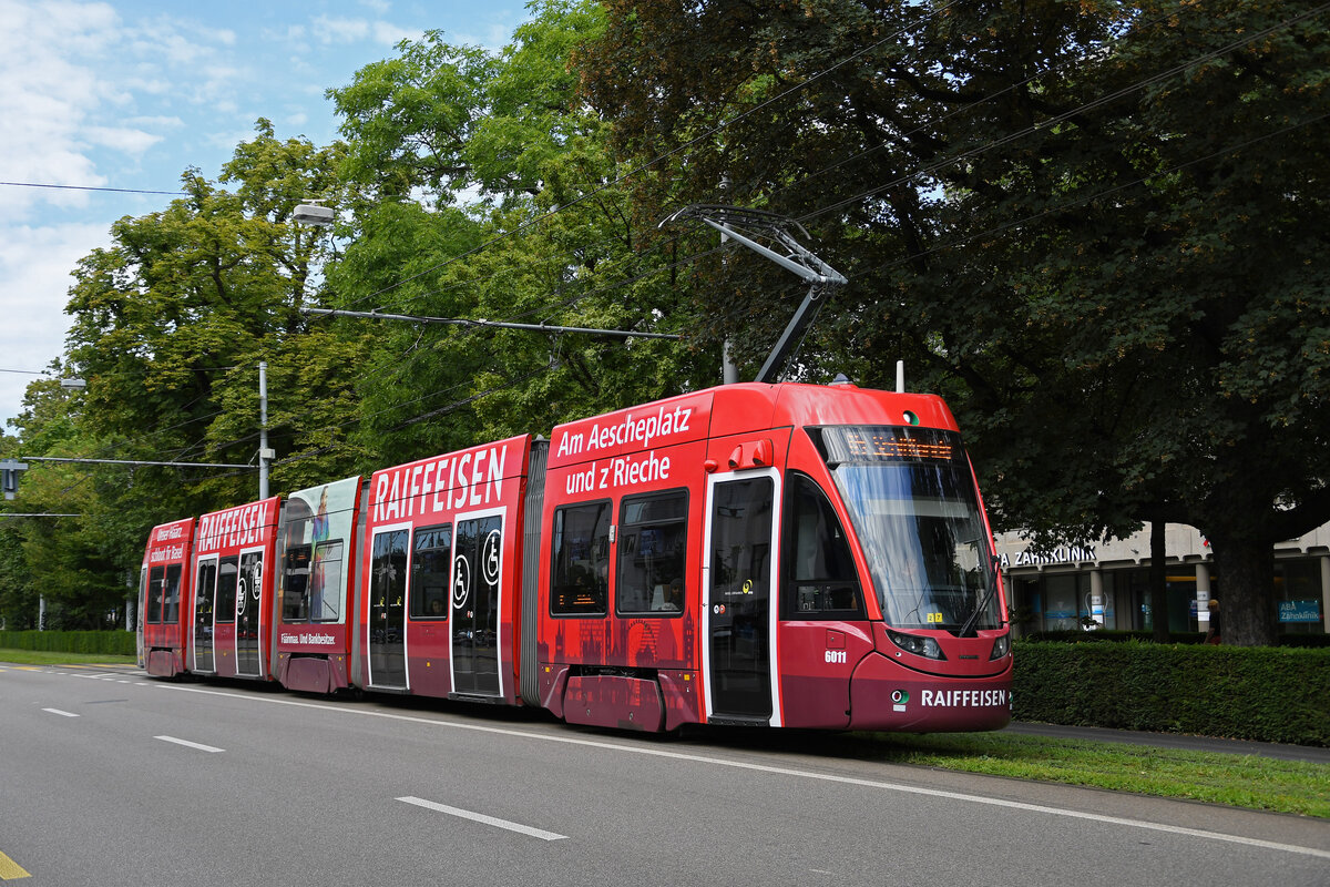 Be 4/6 Flexity 6011 mit der Werbung für die Raiffeisen Bank, auf der wegen der gesperrten Margarethenbrücke umgeleiteten Linie 16, fährt am 15.08.2023 zur Haltestelle am Aeschenplatz.