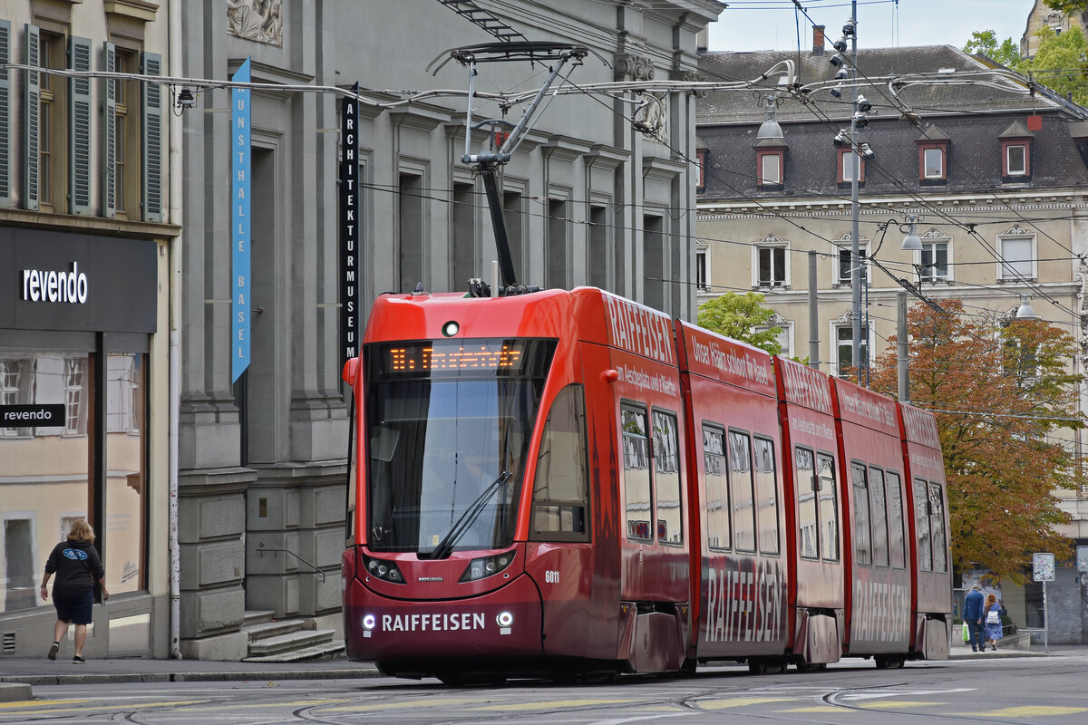 Be 4/6 Flexity 6011 mit der Werbung für die Raiffeisen Bank, auf der wegen der gesperrten Margarethenbrücke umgeleiteten Linie 16, fährt am 18.09.2023 den Steinenberg hoch zur Haltestelle Bankverein.