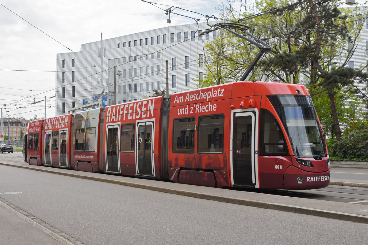 Be 4/6 Flexity 6011 mit der Werbung für die Raiffeisen Bank, auf der Linie 15, bedient am 29.04.2024 die Haltestelle Grosspeterstrasse.