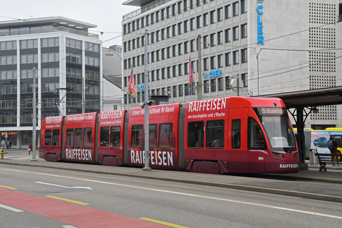 Be 4/6 Flexity 6011 mit der Werbung für die Raiffeisen Bank, auf der Linie 15, wendet wegen einer Baustelle bereits am Aeschenplatz. Aufnahme Basel.