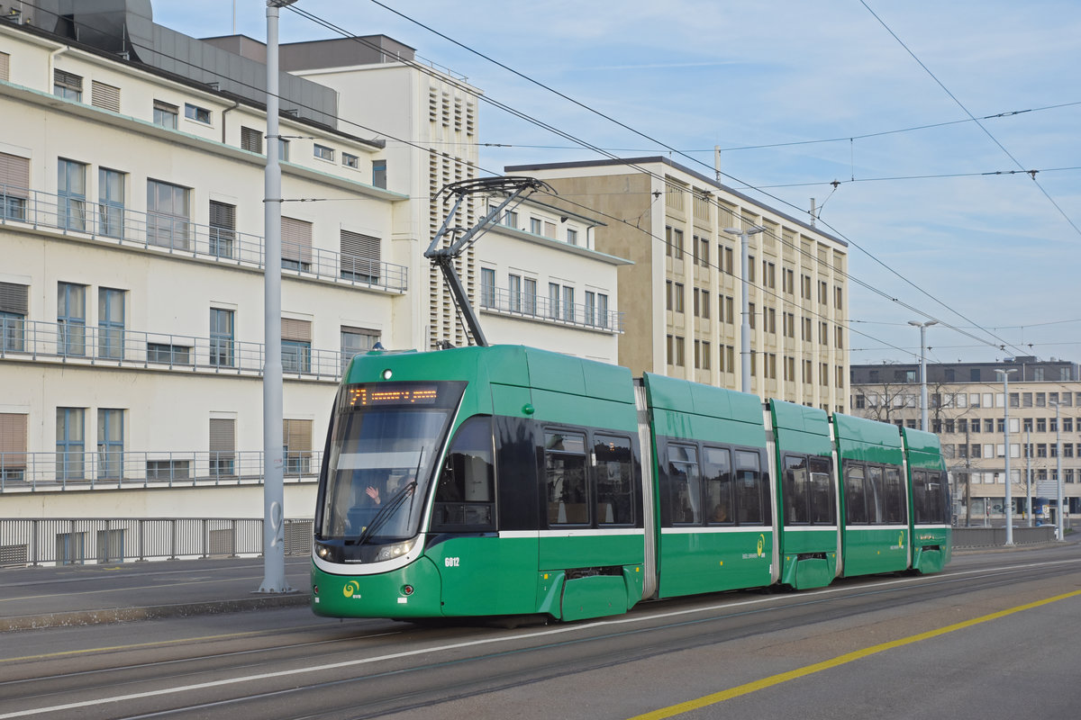 Be 4/6 Flexity 6012, auf der Linie 21, überquert die Dreirosenbrücke. Die Aufnahme stammt vom 31.12.2019.