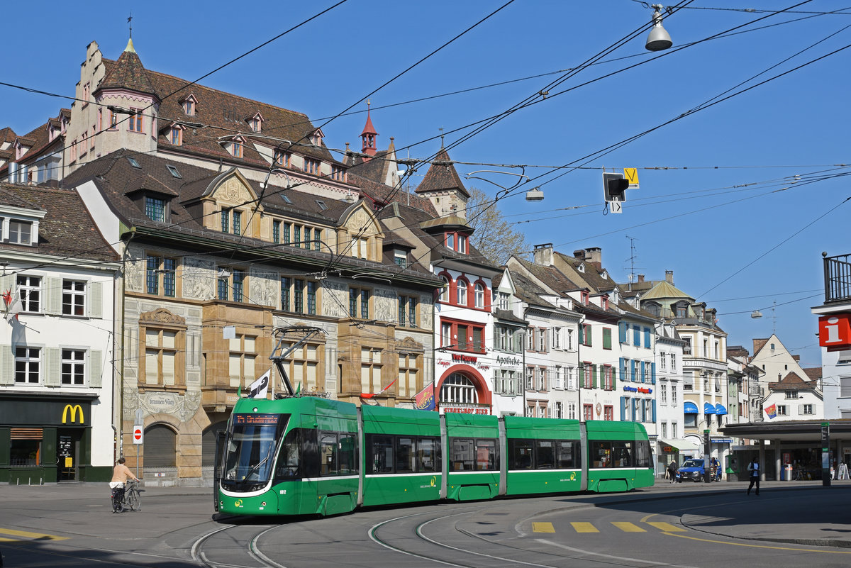 Be 4/6 Flexity 6012, auf der Linie 15, bedient die Haltestelle am Barfüsserplatz. Die Aufnahme stammt vom 09.04.2020.