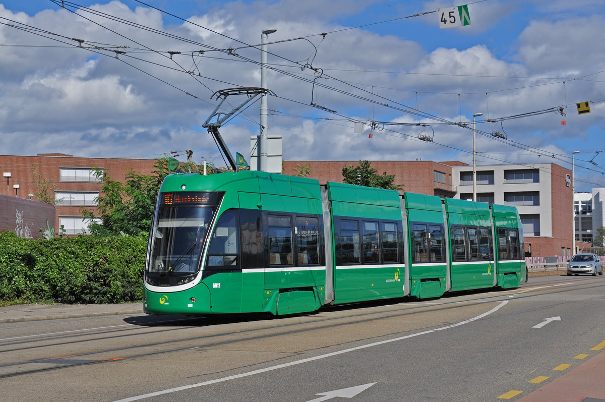 Be 4/6 Flexity 6012, auf der Linie 16, fährt zur Haltestelle IWB. Die Aufnahme stammt vom 04.10.2020.