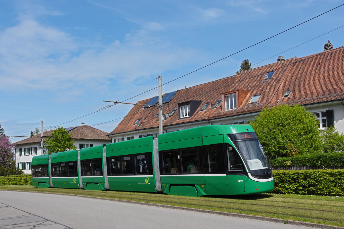 Be 4/6 Flexity 6012, auf der Linie 15, fährt zur Haltestelle Lerchenstrasse. Die Aufnahme stammt vom 08.05.2021.
