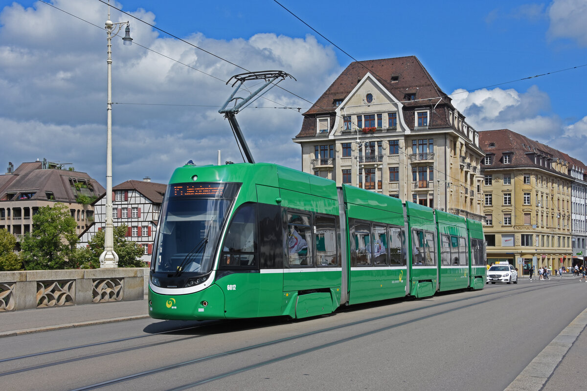 Be 4/6 Flexity 6012, auf der Linie 15, überquert die Mittlere Rheinbrücke. Die Aufnahme stammt vom 16.08.2021.