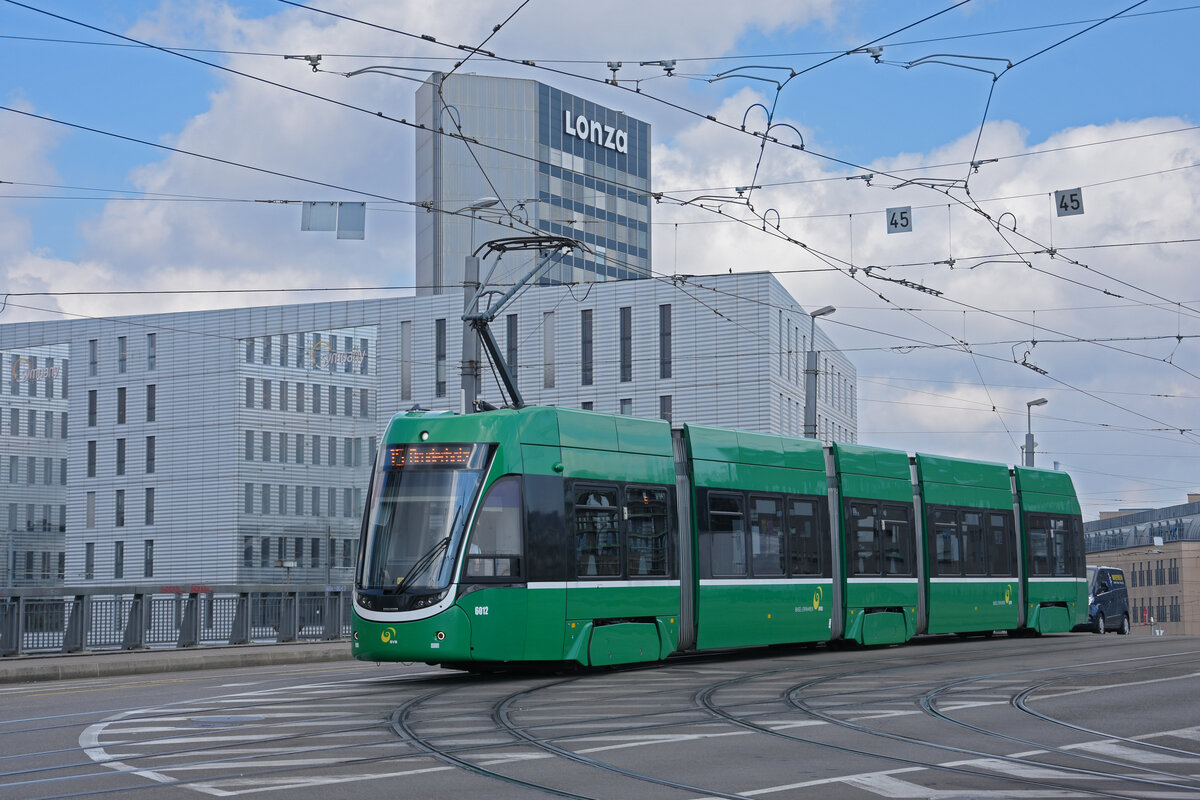 Be 4/6 Flexity 6012, auf der Linie 15, überquert die Münchensteinerbrücke. Die Aufnahme stammt vom 04.04.2022.