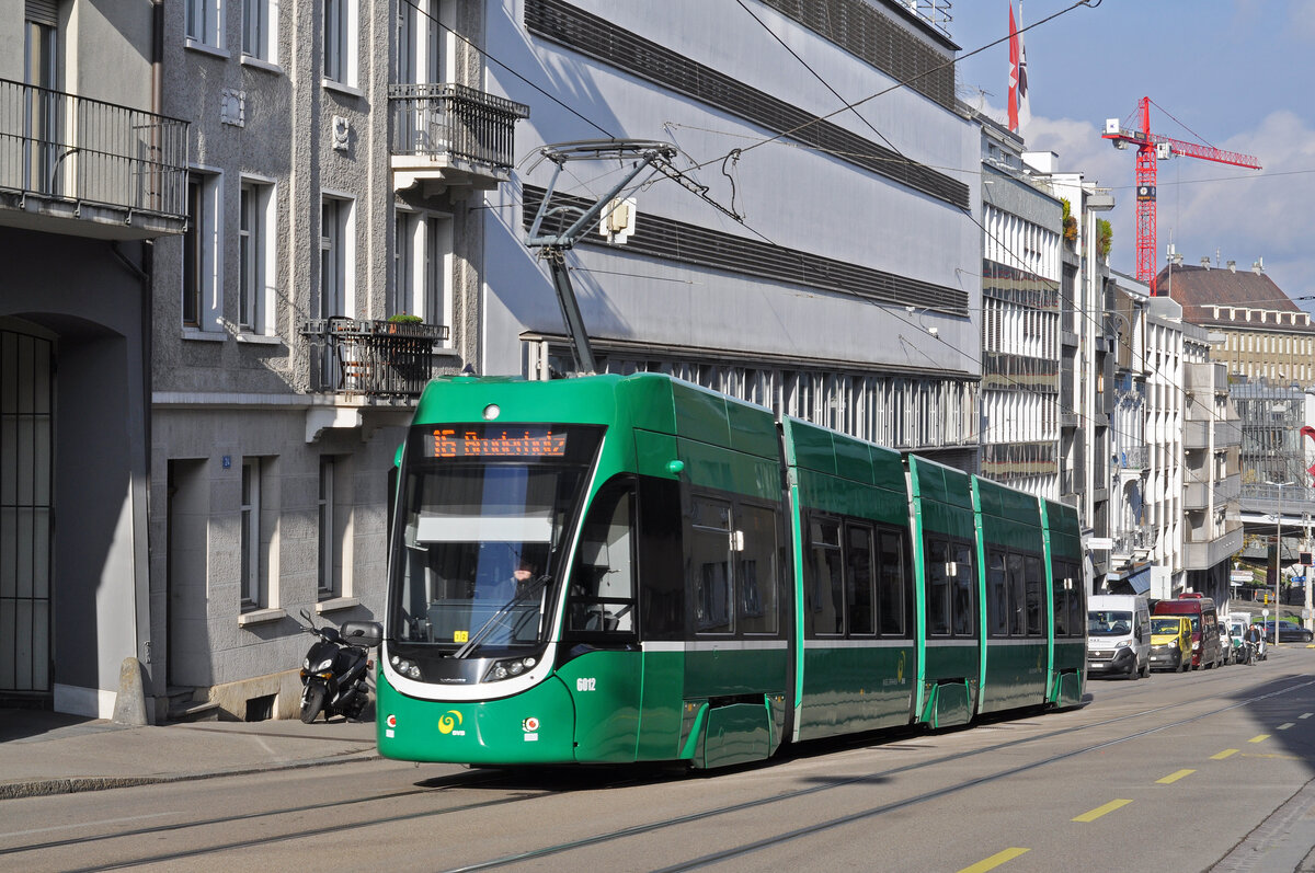 Be 4/6 Flexity 6012, auf der Linie 16, fährt am 05.12.2022 zur Haltestelle Markthalle.