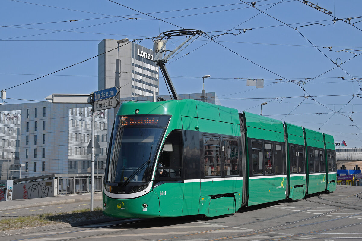 Be 4/6 Flexity 6012, auf der Linie 15, fährt am 14.06.2023 zur Haltestelle Heiliggeistkirche.