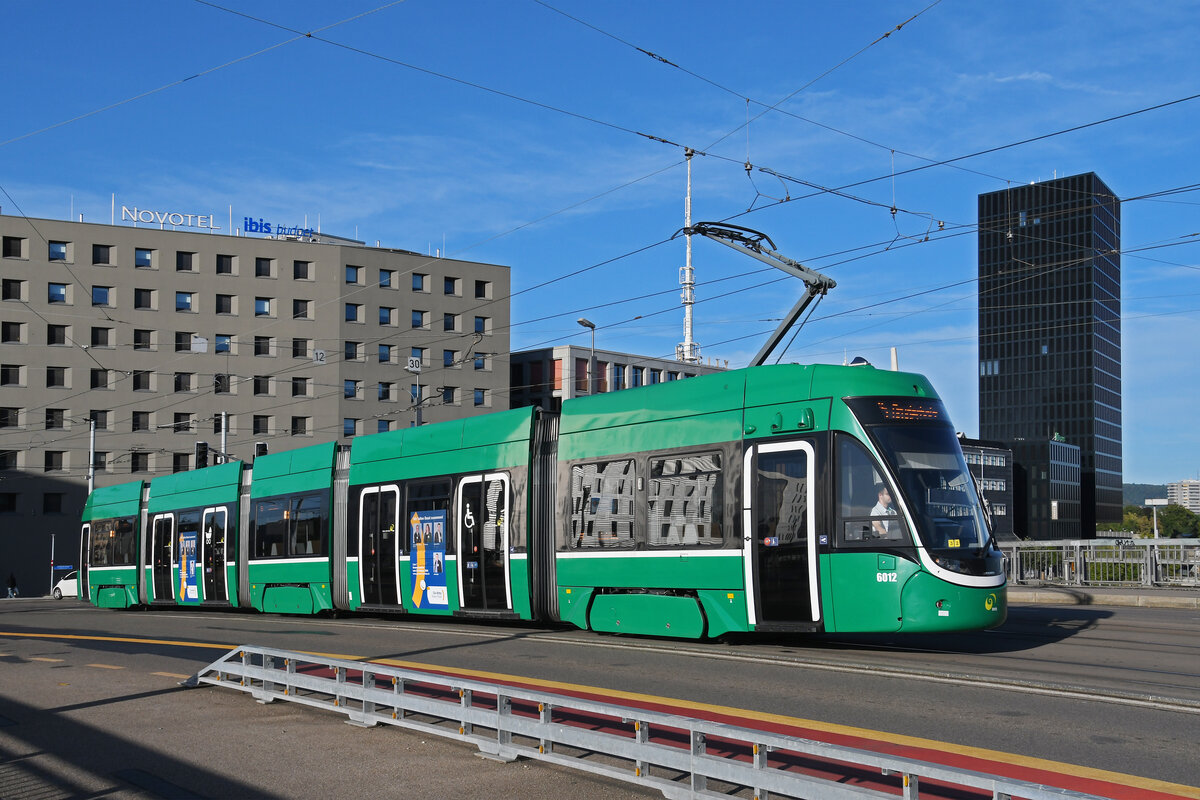 Be 4/6 Flexity 6012, auf der Linie 15, überquert am 07.09.2024 die Münchensteinerbrücke. Aufnahme Basel.
