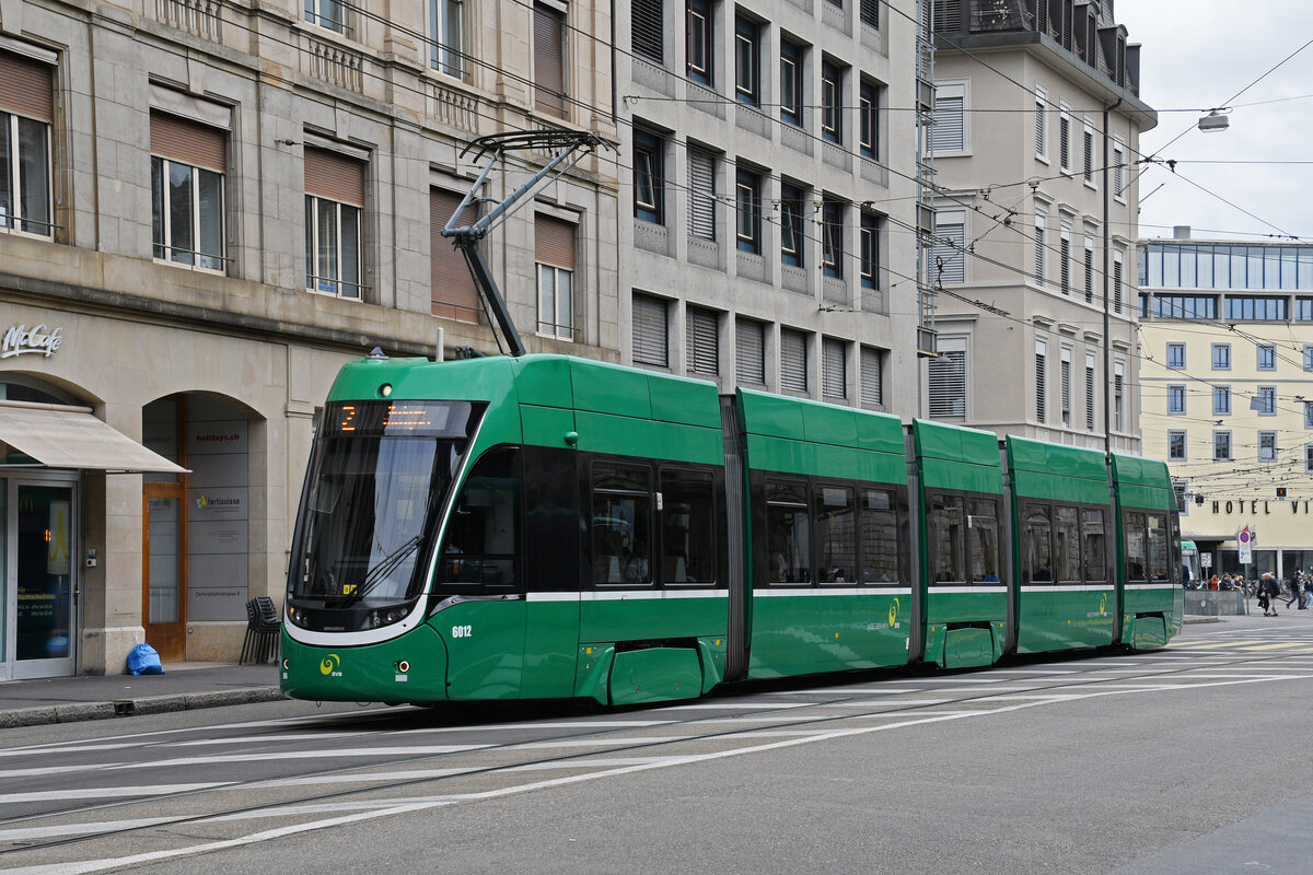 Be 4/6 Flexity 6012, auf der Linie 2, fährt am 07.07.2025 zur Haltestelle Markthalle. Aufnahme Basel.
